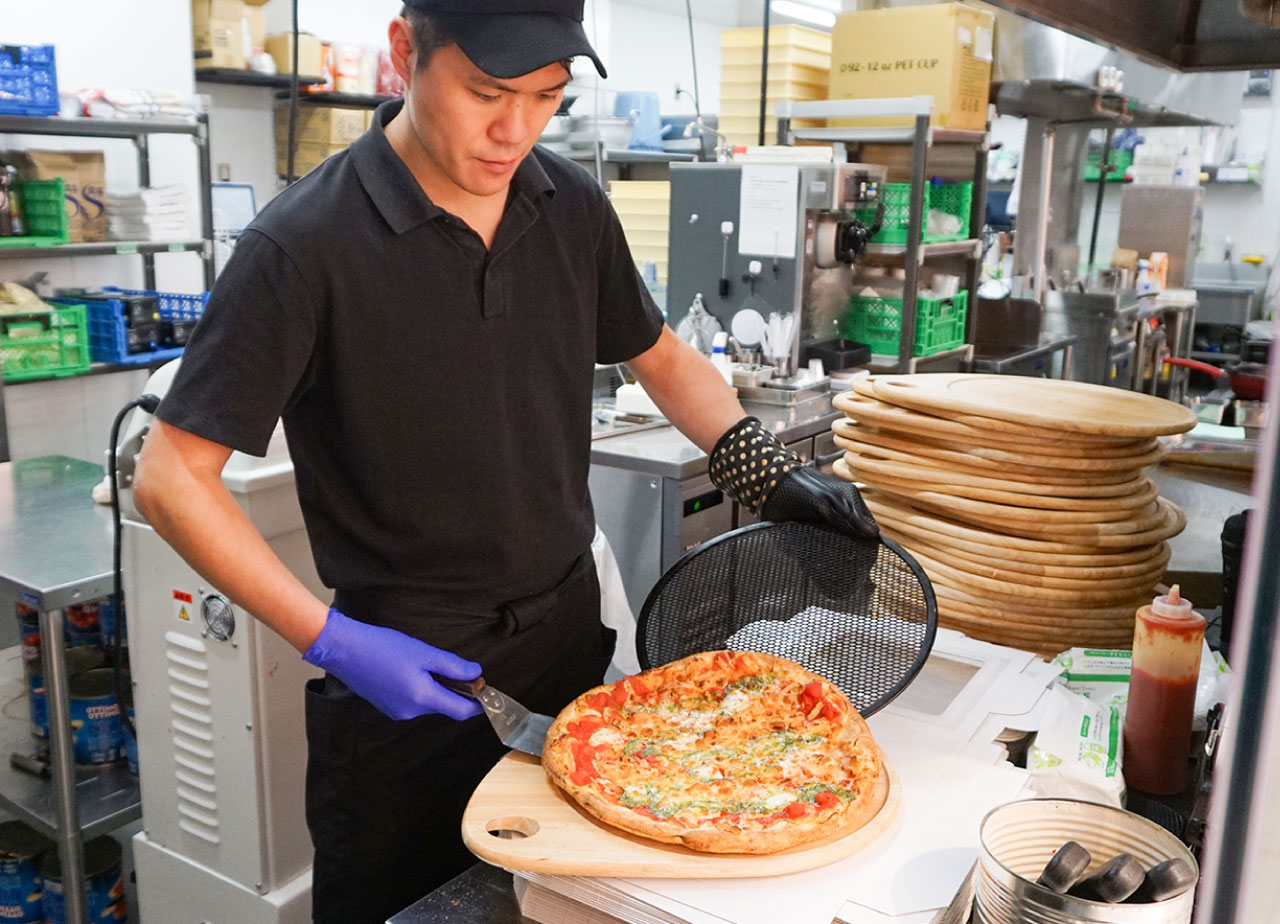 お客様の注文に応じて調理する、飲食店のような惣菜売り場